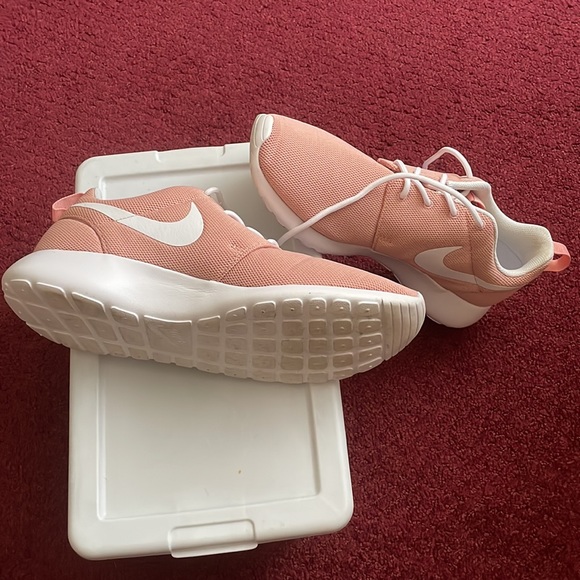 Nike Roshe EUC One Coral Stardust/
White sneakers 💕 - Picture 6 of 10